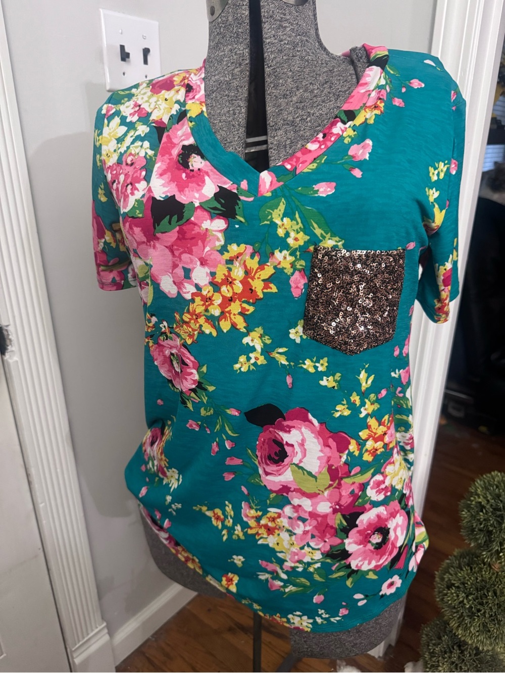 Women’s Heimish Floral  Sequin Pocket V-Neck Women's Top - Teal Pink Medium